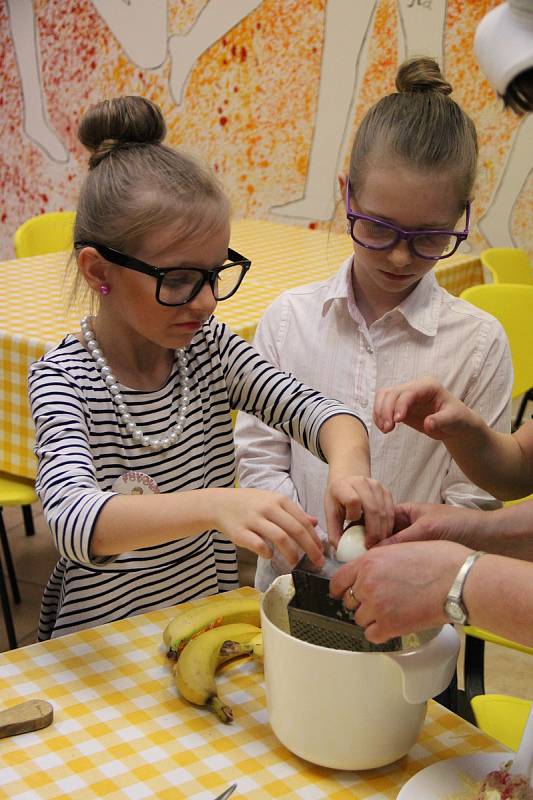 Školáci z Nížkova obešli v budově školy celkem osm stanovišť, kde se seznamovali s jednotlivými povoláními. K vidění byla práce pekaře, kuchařky, švadleny, vojáka, včelaře, truhláře, řezníka a paznehtáře.