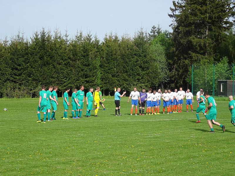 V pořádnou přestřelku se zvrhlo utkání mezi fotbalisty Vlachovic (v bílých dresech) a Strážkem (v zeleném). Oba celky se rozešly smírně po remíze 5:5.