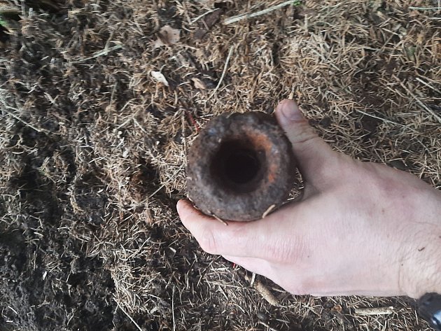 Granát v lese u Kundratic našel hledač kovů. Zasahovala policie i pyrotechnik