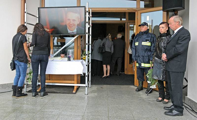 Rodina, kamarádi a spolužáci se ve Žďáru loučili se zavražděným Petrem. 