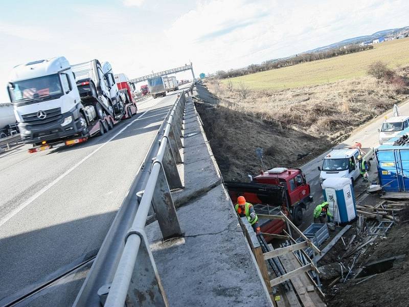 Na úsek dálnice D1 mezi Velkou Bíteší a Devíti kříži se po zimní pauze vrátili dělníci i technika.