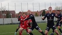 Fotbalisté Slovácka B (v černém) ve 22. kole MSFL podlehli na kunovické Bělince Velkému Meziříčí (v červeném) 0:1.