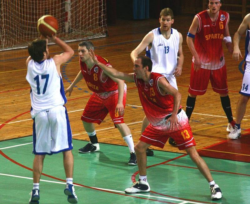 Druholigoví basketbalisté Žďáru na svého největšího soupeře ve skupině B nevyzráli. 