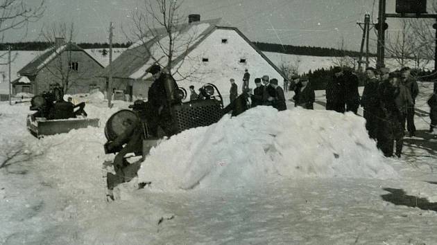 Vzhledem k nadmořské výšce 760 metrů nad mořem mělo Rokytno vždy problémy se zimní údržbou. Hned po válce nastoupila na pomoc mužům s lopatami i těžká technika. Stroje se těšily velké pozornosti místních.