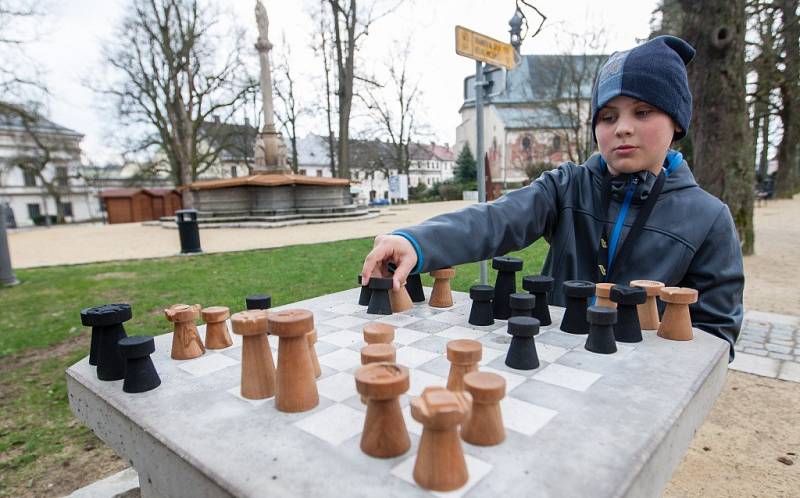 Hraní královské hry přímo pod širým nebem se už stalo v Novém Městě na Moravě tradicí. Letošní šachová sezona byla zahájena s novými dřevěnými figurkami. Ty jsou dílem žáků novoměstské Střední odborné školy.