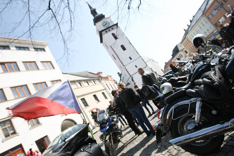 Jako první na Vysočině zahájili v sobotu letošní sezonu motorkáři ve Velkém Meziříčí. Na tamním náměstí se jich sešlo několik set, ke zdařilé akci přispělo slunečné počasí.