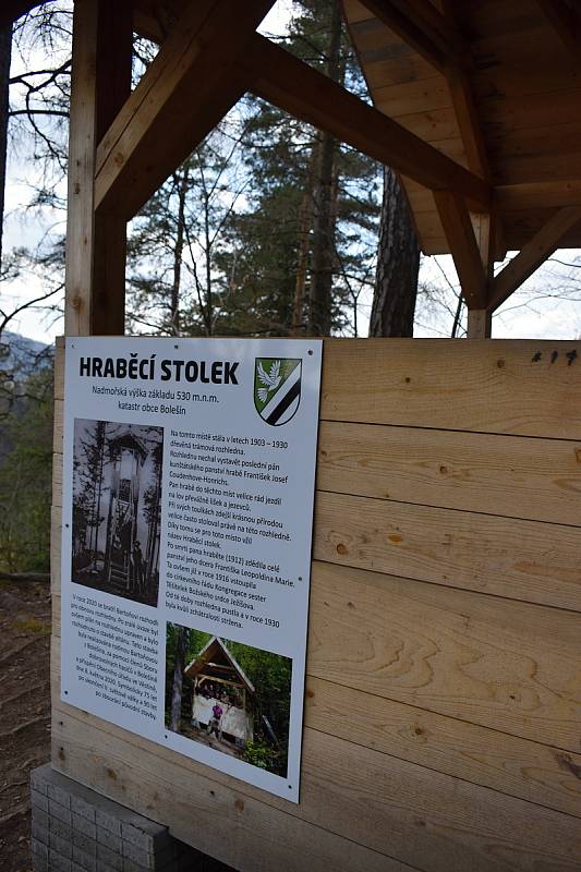 Vyhlídka nedaleko Víru se těší neobyčejné pozornosti turistů.