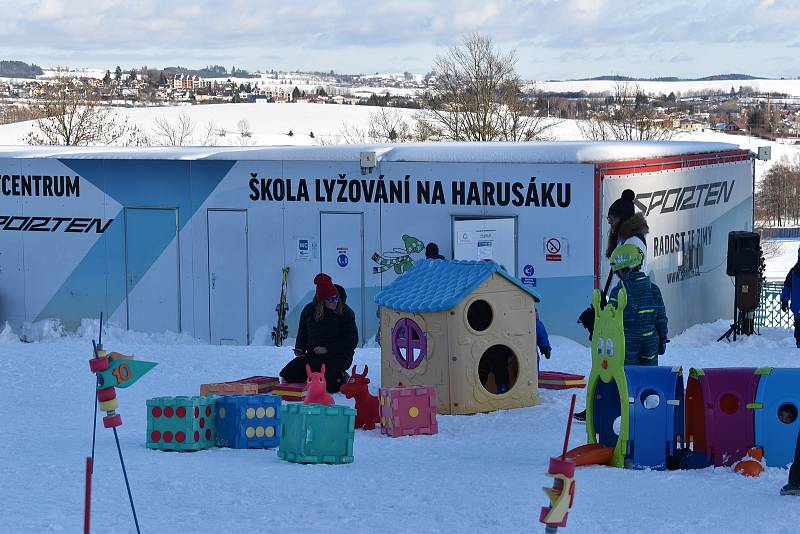 Lyžaře na sjezdovce na Harusáku neodradilo ani proměnlivé počasí.