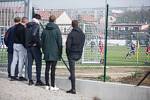 Fanoušci u plotu zavřeného stadionu ve Velkém Meziříčí při fotbalovém zápasu FC Velké Meziříčí a FC Vysočina B.