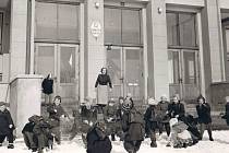 „Po škole trocha srandy“ tak uvádí snímek z ledna 1959 bohatý školní fotoarchiv. 
