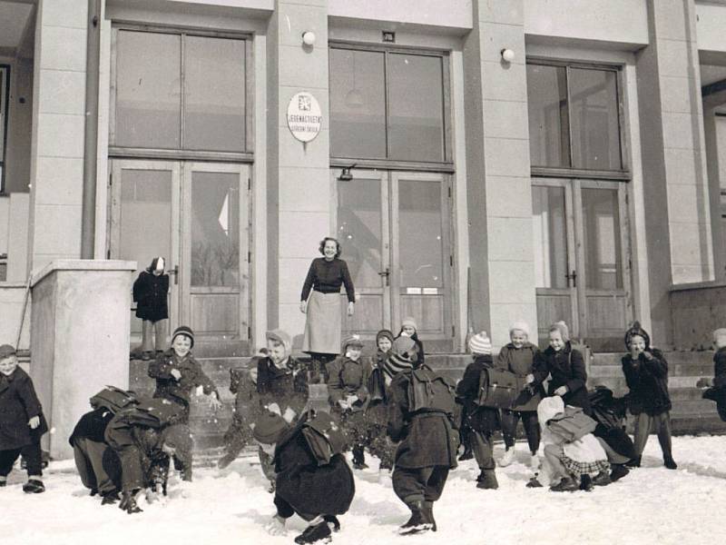 „Po škole trocha srandy“ tak uvádí snímek z ledna 1959 bohatý školní fotoarchiv. 