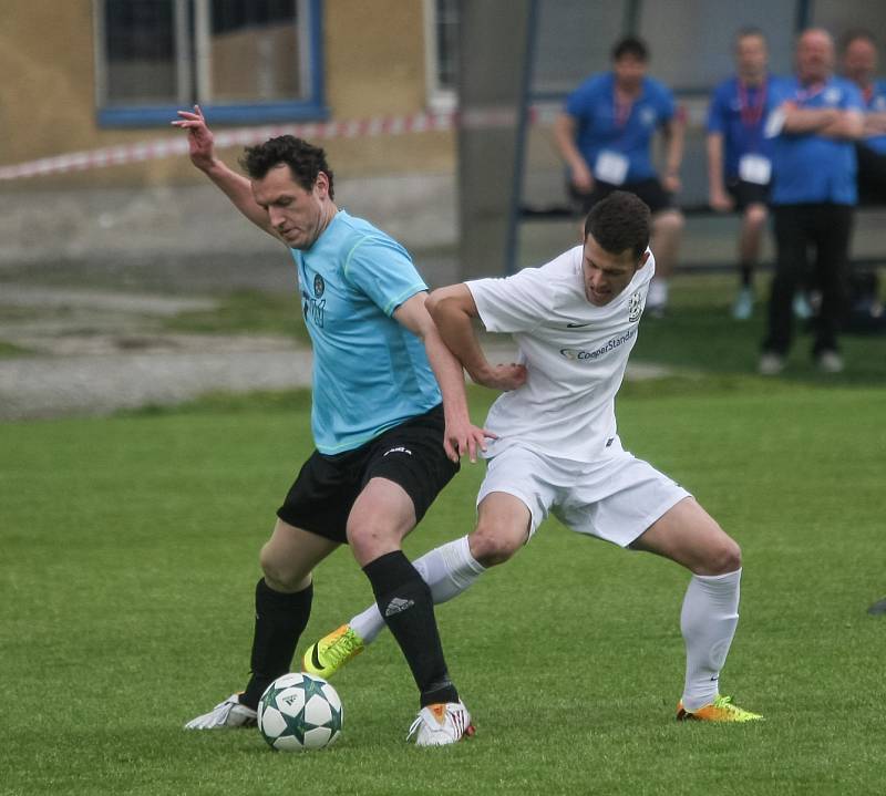 Pouťové derby mezi domácím Žďárem nad Sázavou (v bílém)  a Velkou Bíteší bylo rozhodnuté již po pětačtyřiceti minutách. FC Žďas vedl v poločase už 3:0, po změně stran pak přidal ještě další dvě branky.