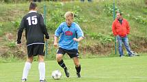 Devět gólů nasázelo v sobotu béčko Bystřice (v modrém) fotbalistům Křoví (v černých dresech).