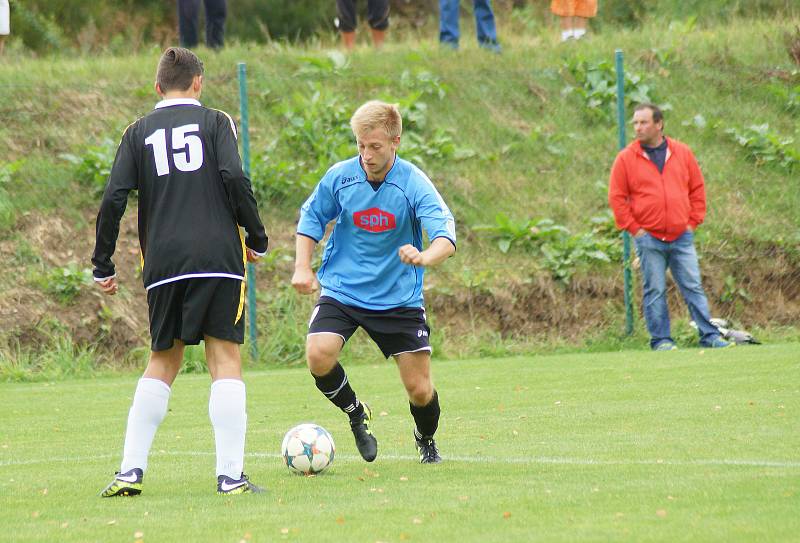 Devět gólů nasázelo v sobotu béčko Bystřice (v modrém) fotbalistům Křoví (v černých dresech).