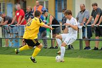 Jarní generálky se fotbalistům Žďáru (v bílém) i Ždírce (ve žlutočerném) moc nevydařily. Žďár podlehl Okříškám 0:1, Tatran pak vybouchl 0:4 se Speřicemi.