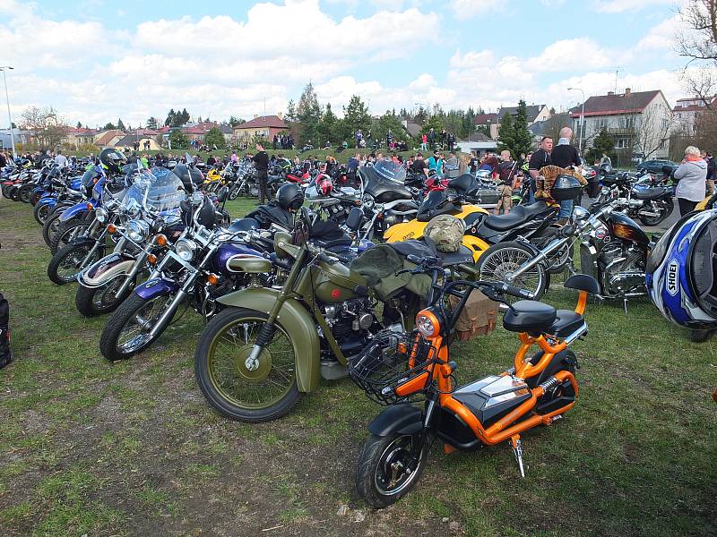 Rychlobruslařský ovál u žďárského zimního stadionu zaplnily stovky strojů. Motorkáři pak odtud vyrazili na vyjížďku, aby symbolicky otevřeli silnice.