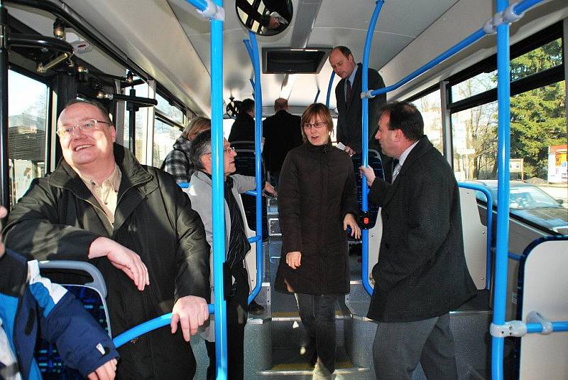 Ještě necelé dva týdny bude nový autobus ZDARu jezdit na linkách MHD, aby byl otestován v běžném provozu. 