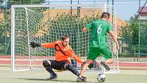 V taháku třetího kola Žďárské ligy malé kopané si Kozel Team (v zeleném) hravě poradil s celkem Benjaminu (v pruhovaném).