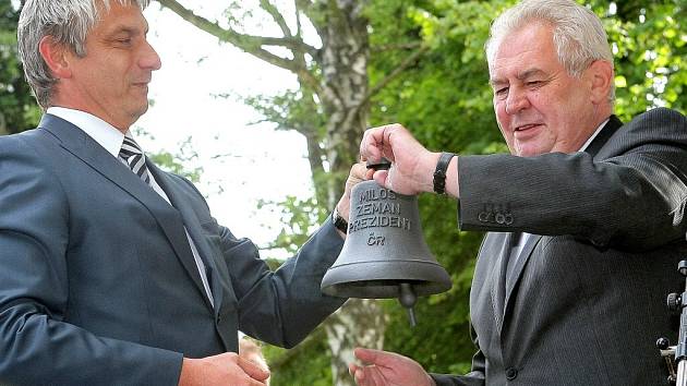  Dar strojařů ze žďárské firmy Žďas pro prezidenta váží 7,2 kilogramu a zní v tónině fis.