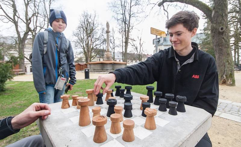 Hraní královské hry přímo pod širým nebem se už stalo v Novém Městě na Moravě tradicí. Letošní šachová sezona byla zahájena s novými dřevěnými figurkami. Ty jsou dílem žáků novoměstské Střední odborné školy.