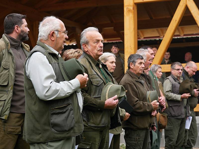 Na podzimní zkoušky ohařů a ostatních plemen v Radňovsi dorazilo v sobotu 15. září celkem čtyřiadvacet loveckých psů.