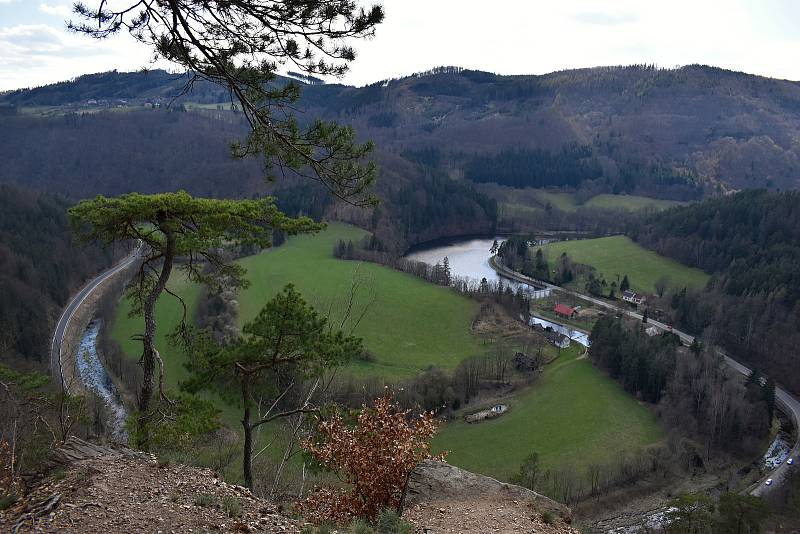 Vyhlídka nedaleko Víru se těší neobyčejné pozornosti turistů.