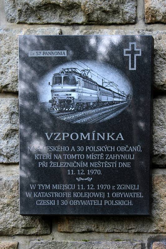 Velký železniční viadukt Kutiny - pamětní deska připomínající tragickou nehodu spojenou s pádem vlaku Pannonia z mostu