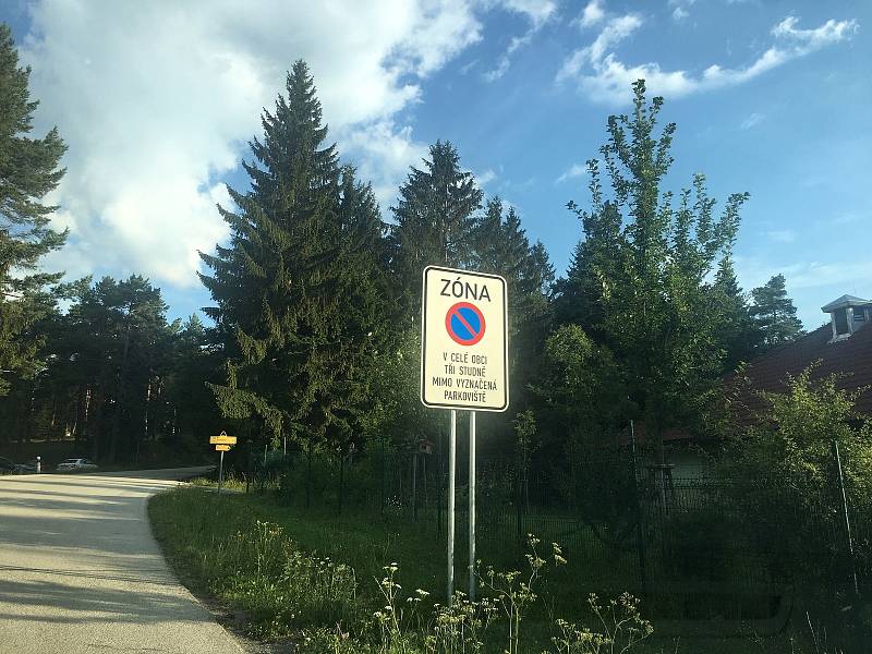 Tři Studně. Řidiči musí být ve střehu, dopravní značky občas mění své místo.