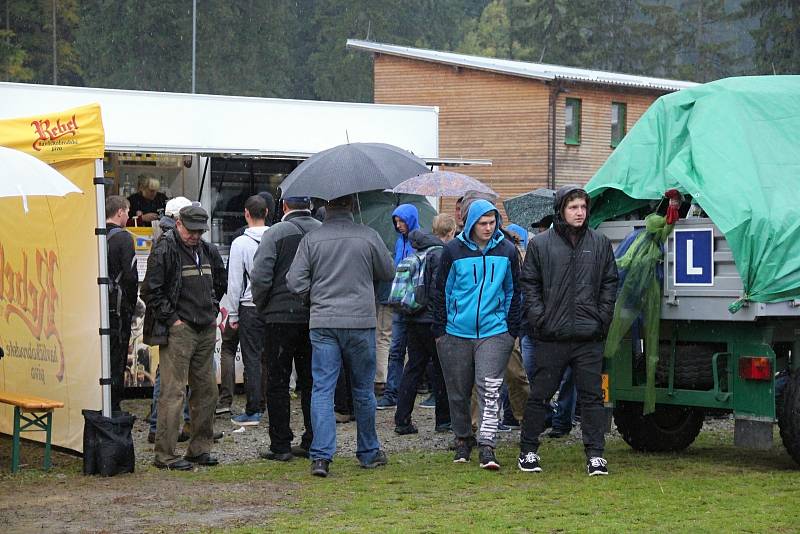 Zemědělské stroje absolvovaly šestikilometrovou trasu z Maršovic do Vysočina Areny.