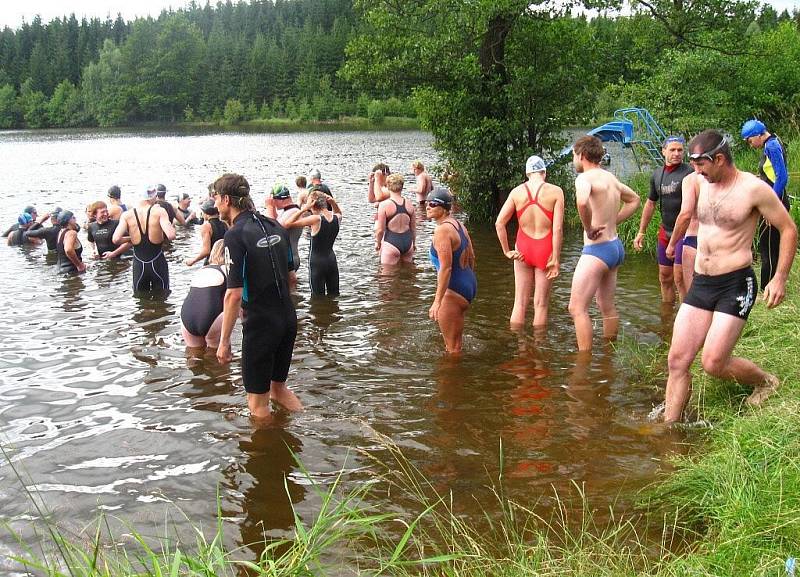 Víkendové ochlazení dvanáctibojaře neodradilo. I když teplota vody v Medlovském rybníku po lijácích klesla na 19°C, desátou disciplínu Žďárské ligy mistrů - dálkové plavání – v neděli absolvovalo 54 plavců. 