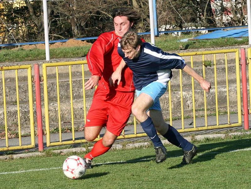 Velmi dobrý fotbal viděly v Třebíči dvě stovky diváků. Domácí (v modrém Pavel Smažil) nakonec z hřiště odešli se svěšenými hlavami. Duel o třetí místo v tabulce prohráli gólem deset minut před koncem. 