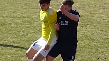 Veledůležitý záchranářský souboj mezi fotbalisty Nového Města na Moravě (v modrém) a juniorkou FC Vysočina (ve žlutých dresech) skončil výhrou domácích 1:0.
