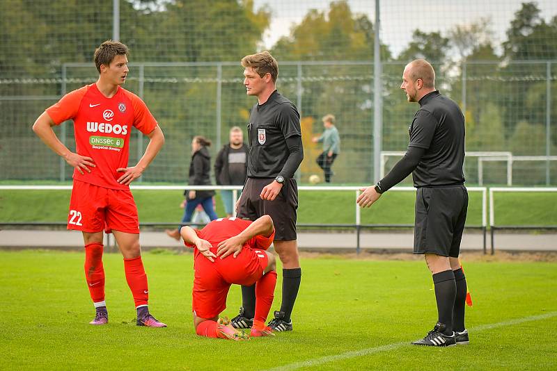 Fotbalisté FC Žďas Žďár (v bílém) se v neděli stali prvním klubem, který v tomto ročníku připravil o body juniorku Zbrojovky Brno (v červeném).