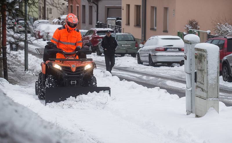 Při zimní údržbě hrají hlavní roli čtyřkolky, používají je i v Jihlavě.