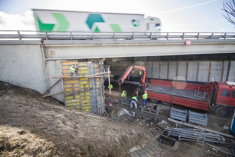 Na úsek dálnice D1 mezi Velkou Bíteší a Devíti kříži se po zimní pauze vrátili dělníci i technika.