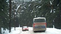 Některé silnice ve Žďárských vrších jsou v zimě místem častých havárek.