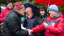 „Lovec stromů“ Rob McBride se přijel podívat na českého finalistu v soutěži Evropský strom roku – Chudobínskou borovicí ve Víru.