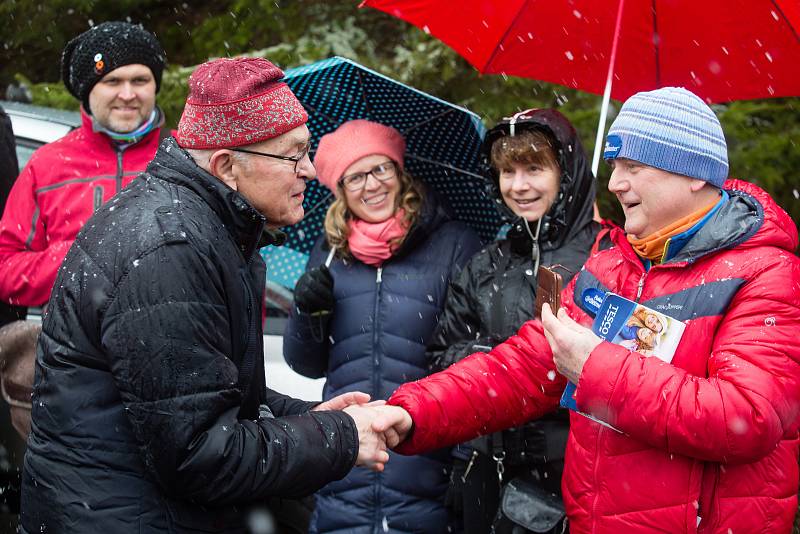 „Lovec stromů“ Rob McBride se přijel podívat na českého finalistu v soutěži Evropský strom roku – Chudobínskou borovicí ve Víru.