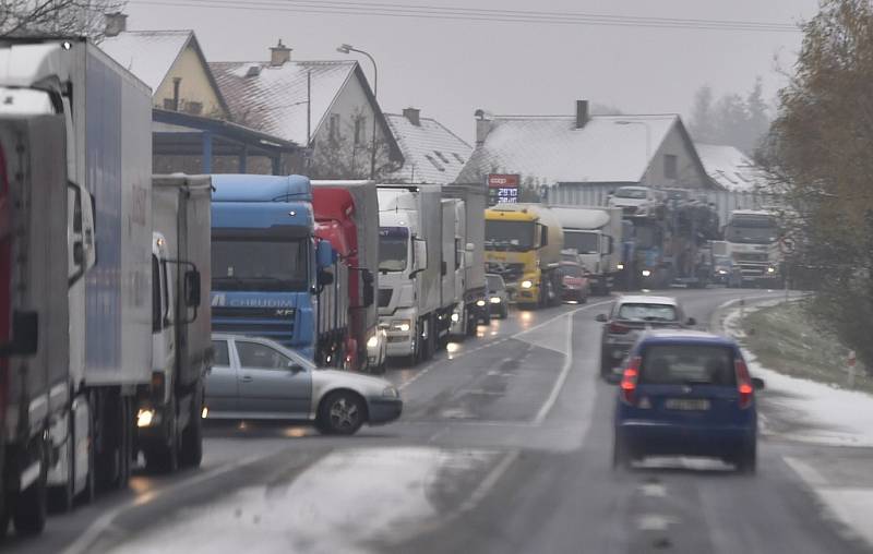 Silnice na Vysočině byly 10. listopadu ráno kvůli sněžení kluzké, místy se tvořila ledovka. Z celého kraje byly hlášeny nehody, v některých kopcích uvízly kamiony, problémy měly i autobusy.