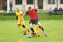 Fotbalisté Bobrové (ve žlutém) měli nedělní derby proti rezervě Nové Vsi (v červeném dresu Petr Bureš) pod kontrolou a zaslouženě zvítězili 4:0.