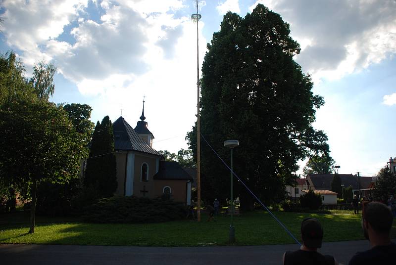 Kácení máje je v Jámách oblíbenou tradicí. Událost doprovází hudba i soutěže.