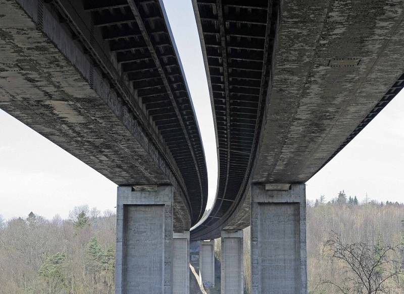 S dopravními komplikacemi se setkají motoristé na dálničním mostě Vysočina ve Velkém Meziříčí. Most, který je v Česku unikátní, se klene v bezmála osmdesátimetrové výšce nad městem. Pravá část ve směru na Brno prochází v těchto dnech kompletní opravou sil