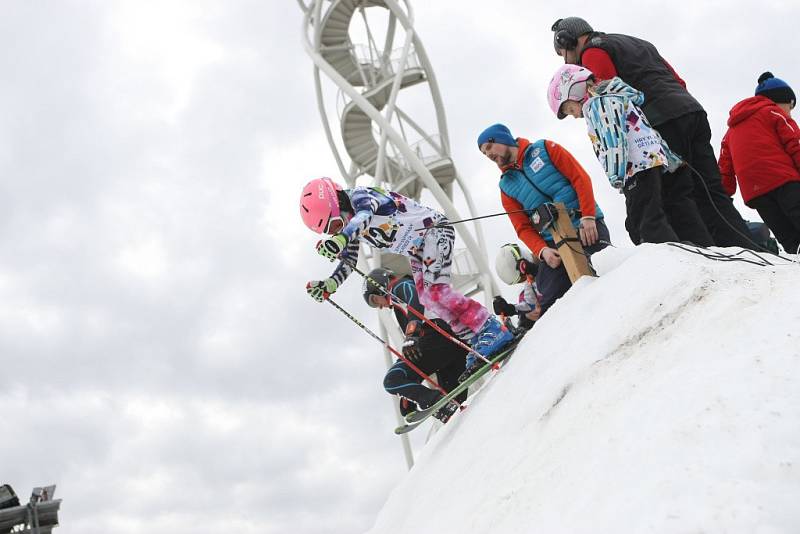 Veřejný závod v alpských disciplínách uspořádal Ski klub Velké Meziříčí na místním Fajtově kopci. Soutěž neohrozilo ani na začátek března již poměrně dost teplé počasí.