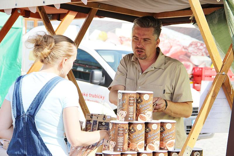 Žďár nad Sázavou - Druhý z letošních šesti žďárských farmářských trhů se v sobotu dopoledne uskutečnil na náměstí Republiky. Od osmé hodiny ranní mohli návštěvníci vybírat především mezi zemědělskými a potravinářskými produkty z regionu. "Koupil jsem si p