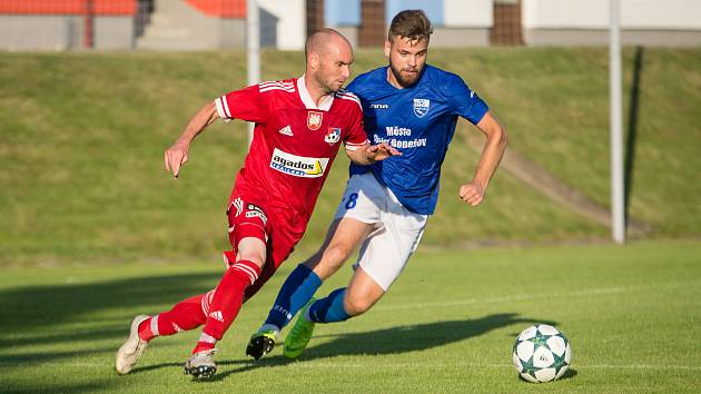Pro obrany všech soupeřů fotbalistů Velkého Meziříčí ve třetí lize je krajní záložník Petr Dolejš (v červeném) neustálou hrozbou.