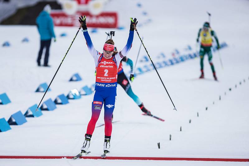 Paulína Fialková v závodu s hromadným startem na 12,5 km žen v rámci Světového poháru v biatlonu.