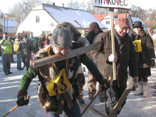 Polničku opět čeká silvestrovské dovádění na historických lyžích