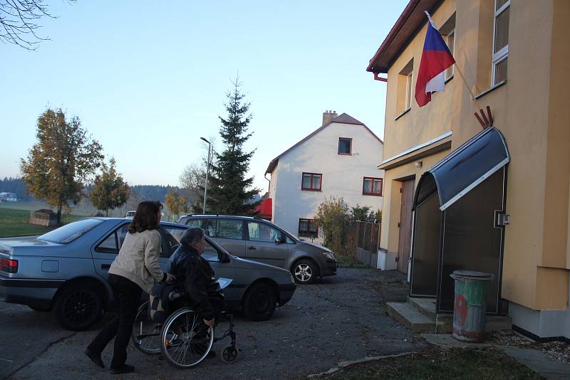 I přes svůj handicap se Oldřich Tatíček z Rokytna vydal do volební místnosti.