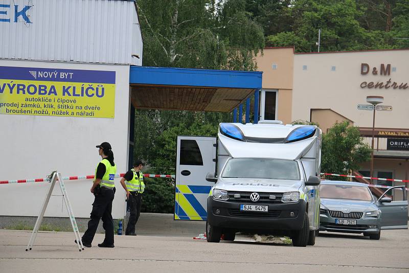 V úterý ráno obsadili a neprodyšně uzavřeli centrum Žďáru nad Sázavou policisté.