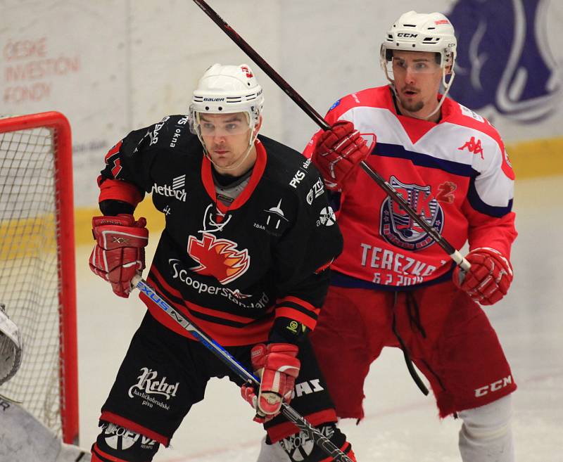 Poslední derby proti Havlíčkovu Brodu (v červeném) hokejistům Žďáru (v černém Marek Prokš) vůbec nevyšlo.